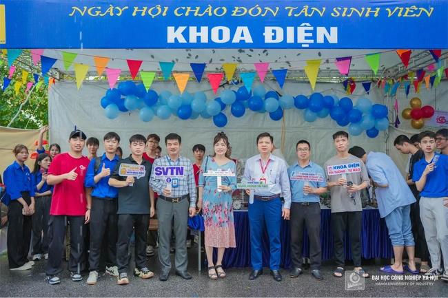 [danviet] Tân sinh viên K19 hân hoan tựu Trường Đại học Công nghiệp Hà Nội