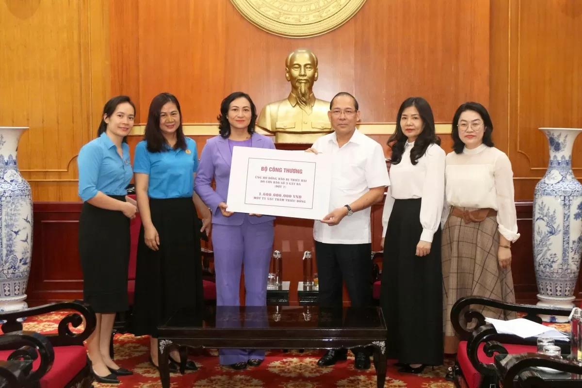 [congthuong] Ngành Công Thương nối vòng tay lớn, ủng hộ đồng bào các tỉnh phía Bắc bị ảnh hưởng của bão, lũ