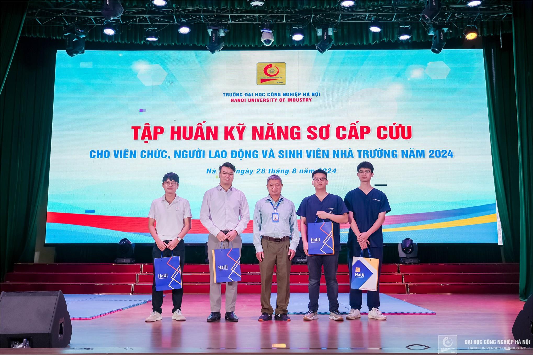 [hmu] Thanh niên trường Đại học Y Hà Nội tham gia tập huấn kỹ năng sơ cấp cứu cho thầy và trò trường Đại học Công nghiệp Hà Nội