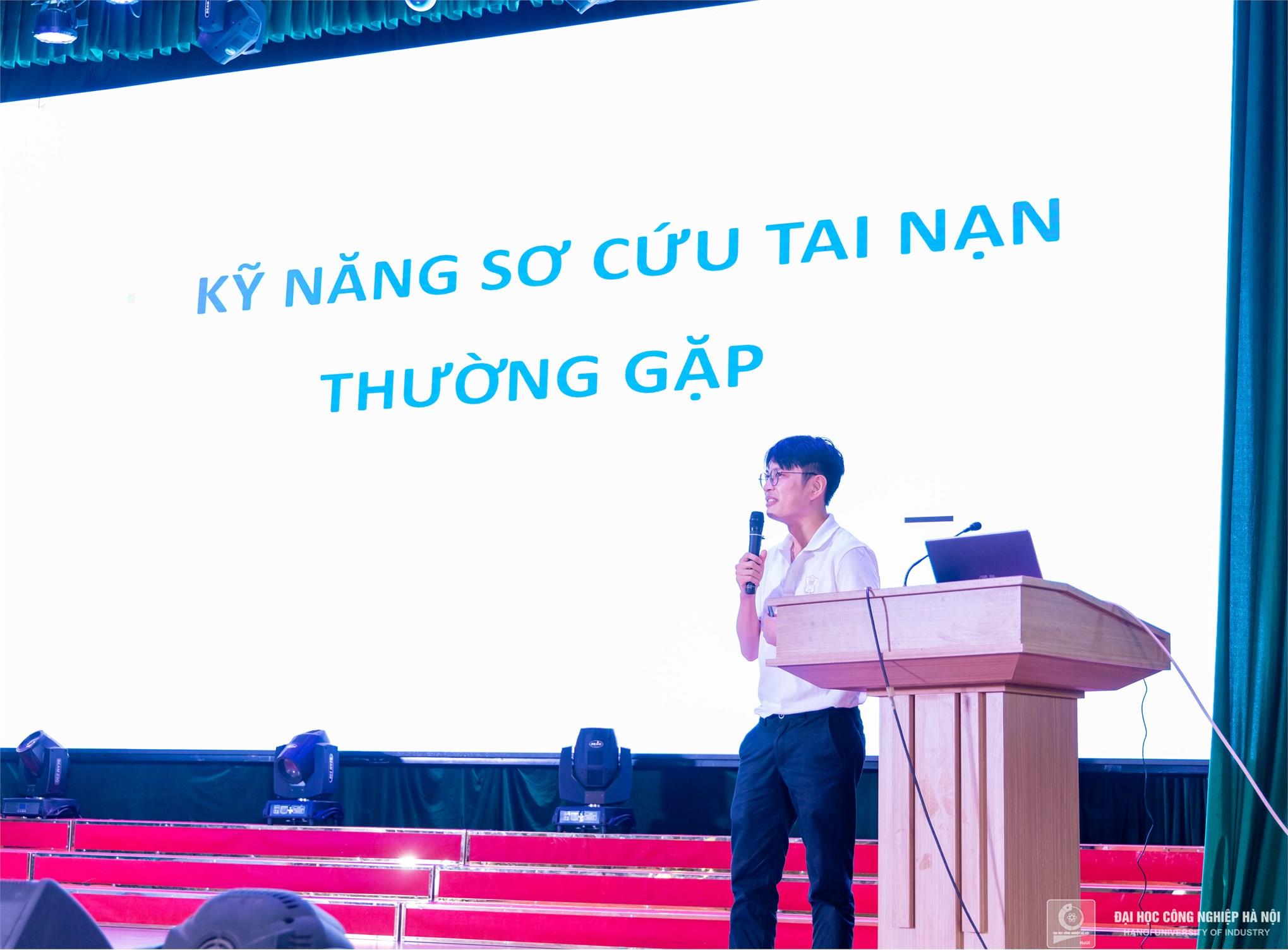 [hmu] Thanh niên trường Đại học Y Hà Nội tham gia tập huấn kỹ năng sơ cấp cứu cho thầy và trò trường Đại học Công nghiệp Hà Nội