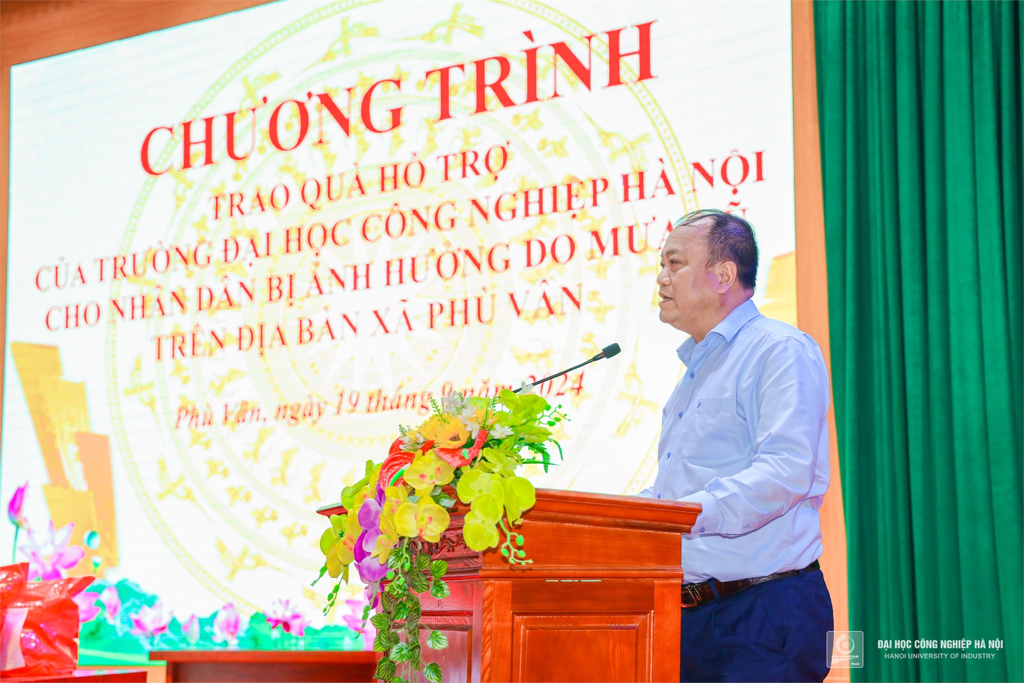 Trường Đại học Công nghiệp Hà Nội hỗ trợ nhân dân bị ảnh hưởng của mưa lũ trên địa bàn xã Phù Vân, Thành phố Phủ Lý, tỉnh Hà Nam