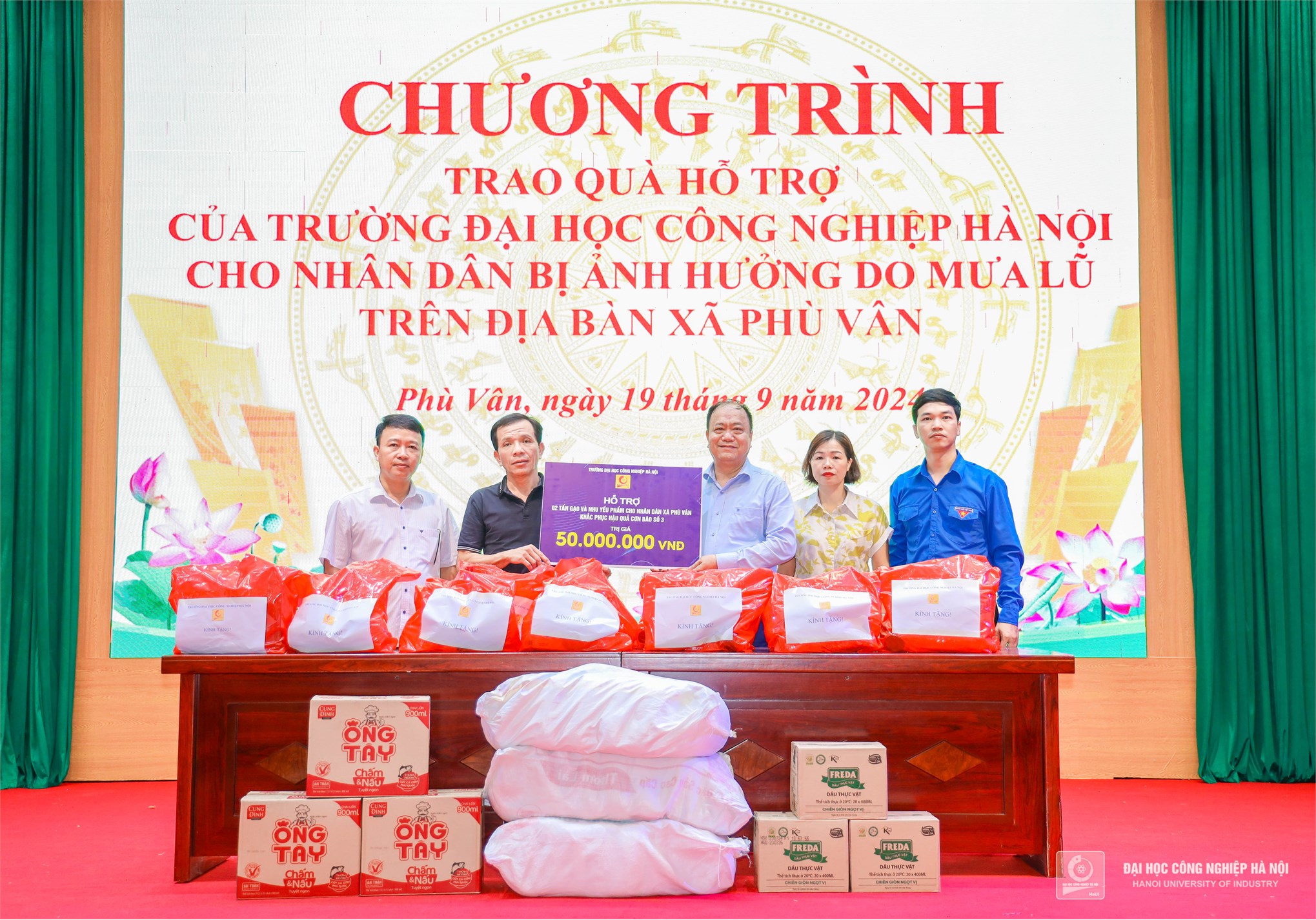 Trường Đại học Công nghiệp Hà Nội hỗ trợ nhân dân bị ảnh hưởng của mưa lũ trên địa bàn xã Phù Vân, Thành phố Phủ Lý, tỉnh Hà Nam