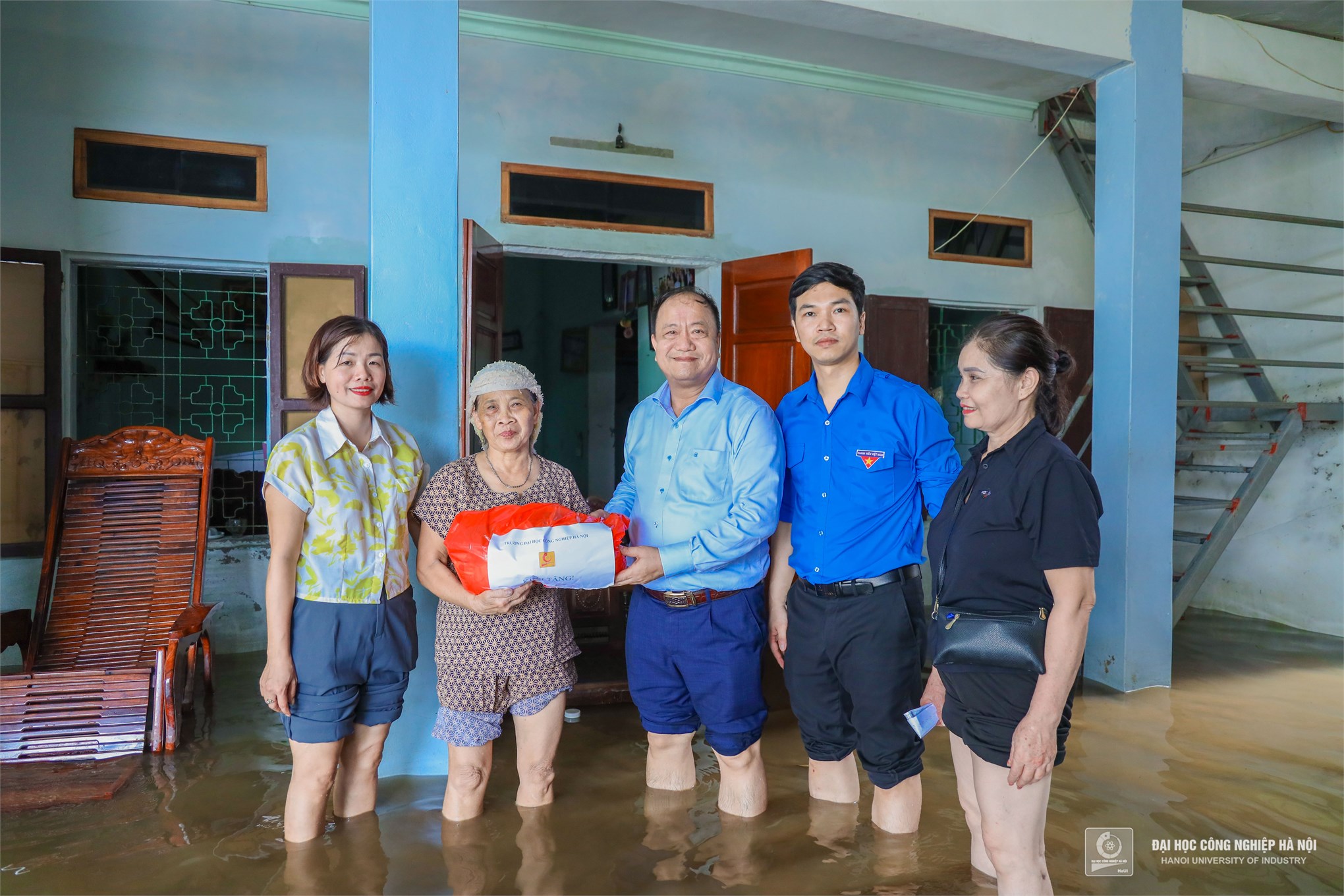 Trường Đại học Công nghiệp Hà Nội hỗ trợ nhân dân bị ảnh hưởng của mưa lũ trên địa bàn xã Phù Vân, Thành phố Phủ Lý, tỉnh Hà Nam