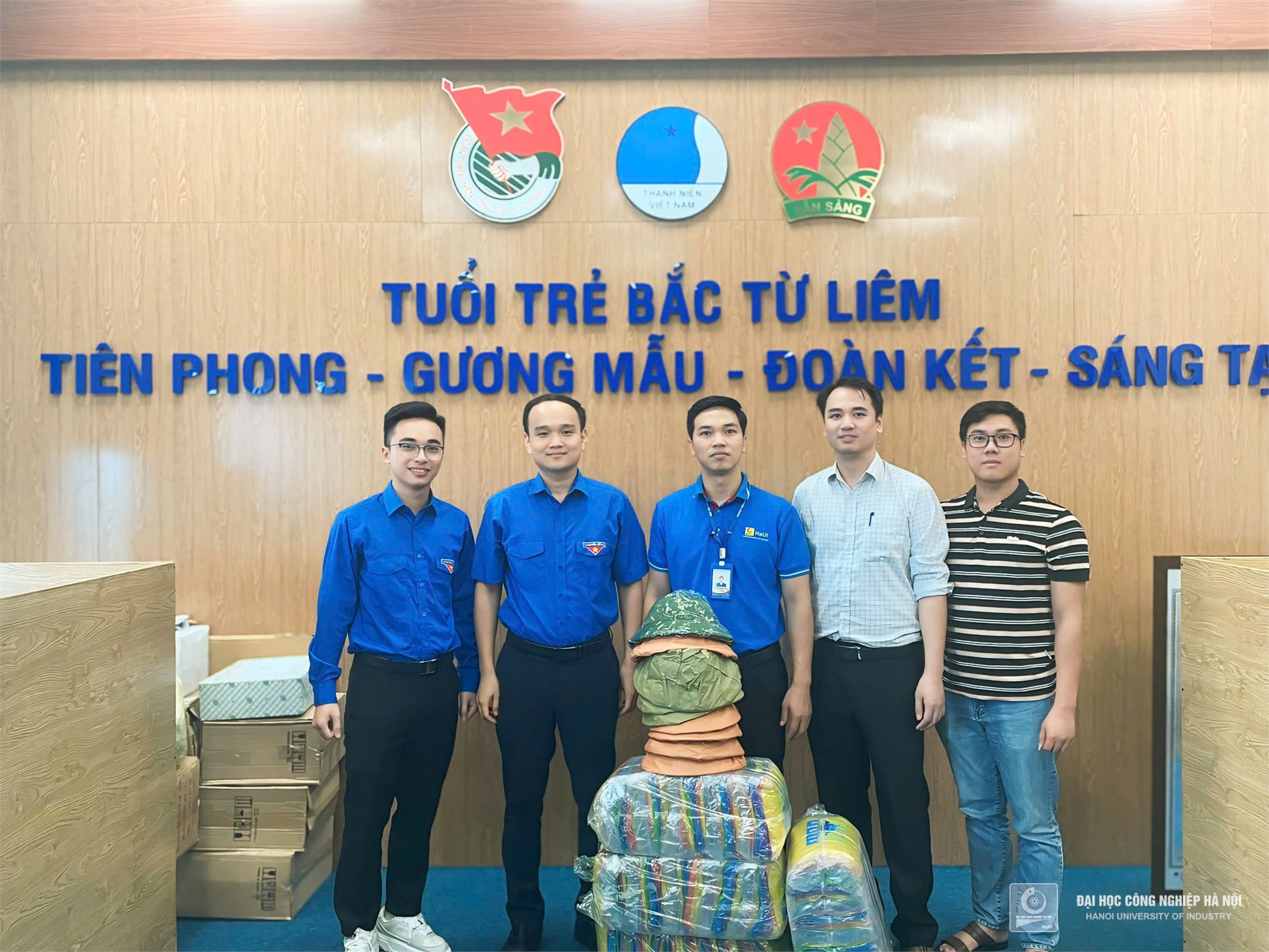 Trường Đại học Công nghiệp Hà Nội hỗ trợ nhân dân bị ảnh hưởng của mưa lũ trên địa bàn xã Phù Vân, Thành phố Phủ Lý, tỉnh Hà Nam