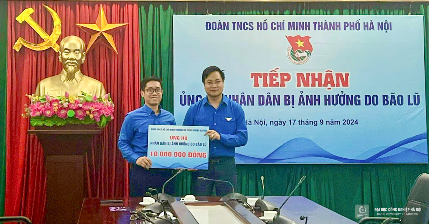 Trường Đại học Công nghiệp Hà Nội hỗ trợ nhân dân bị ảnh hưởng của mưa lũ trên địa bàn xã Phù Vân, Thành phố Phủ Lý, tỉnh Hà Nam