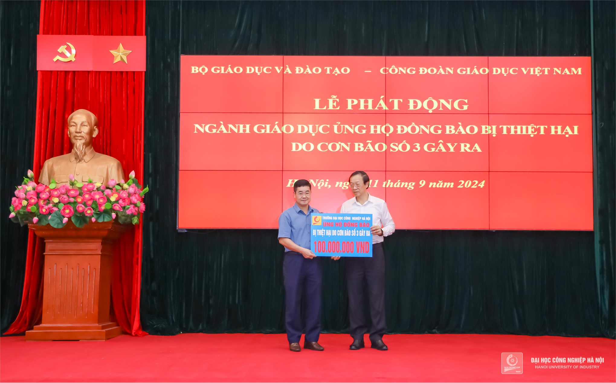 Trường Đại học Công nghiệp Hà Nội hỗ trợ nhân dân bị ảnh hưởng của mưa lũ trên địa bàn xã Phù Vân, Thành phố Phủ Lý, tỉnh Hà Nam