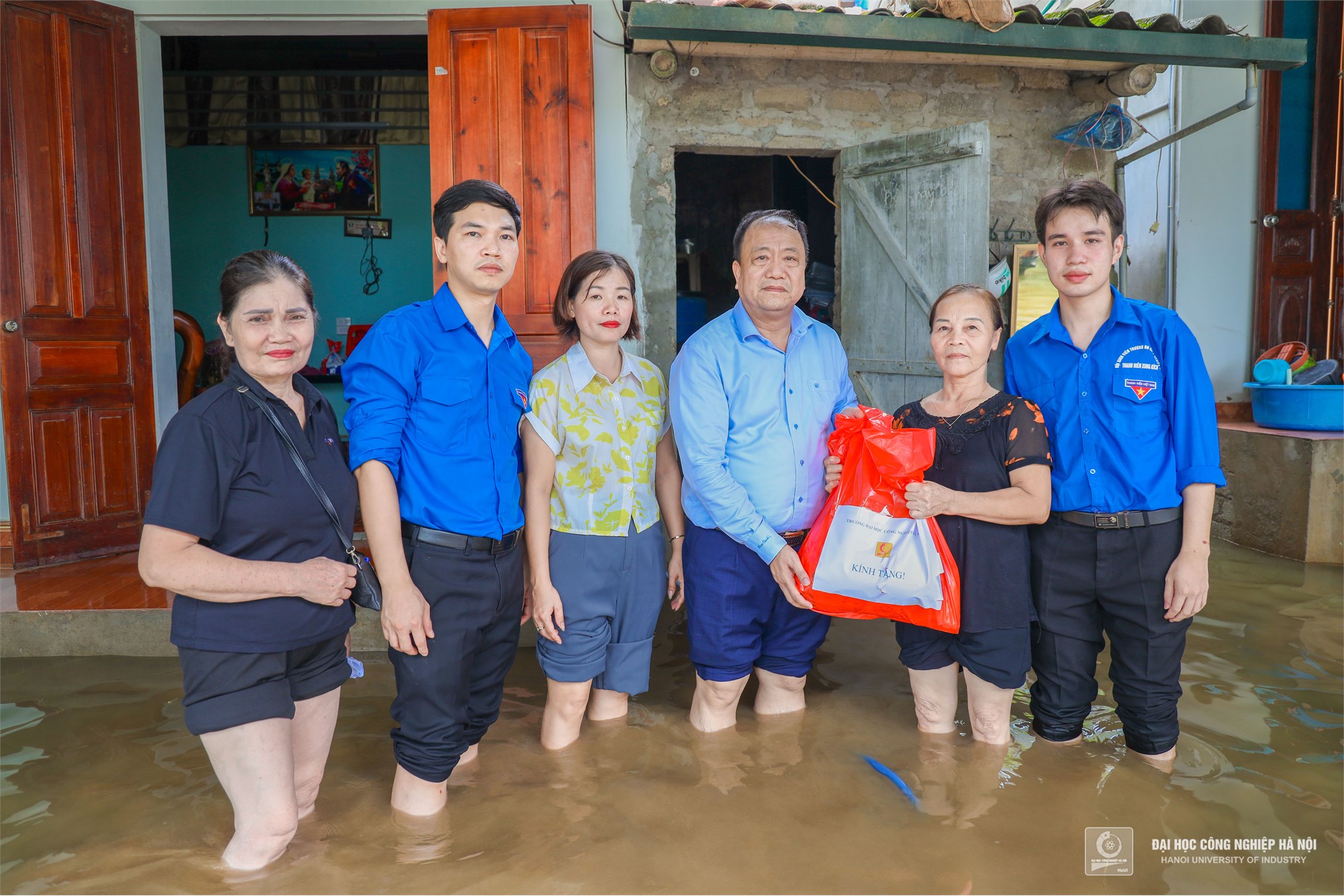 Trường Đại học Công nghiệp Hà Nội hỗ trợ nhân dân bị ảnh hưởng của mưa lũ trên địa bàn xã Phù Vân, Thành phố Phủ Lý, tỉnh Hà Nam