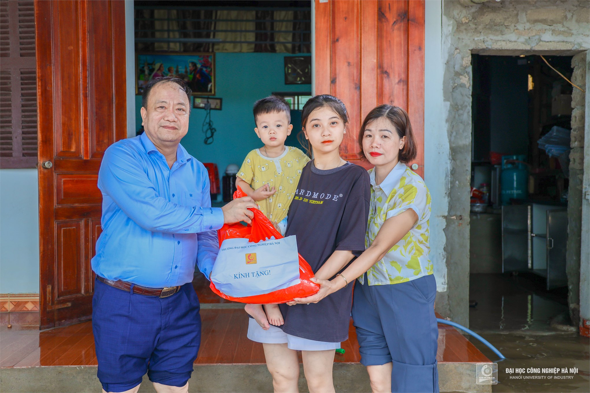 Trường Đại học Công nghiệp Hà Nội hỗ trợ nhân dân bị ảnh hưởng của mưa lũ trên địa bàn xã Phù Vân, Thành phố Phủ Lý, tỉnh Hà Nam