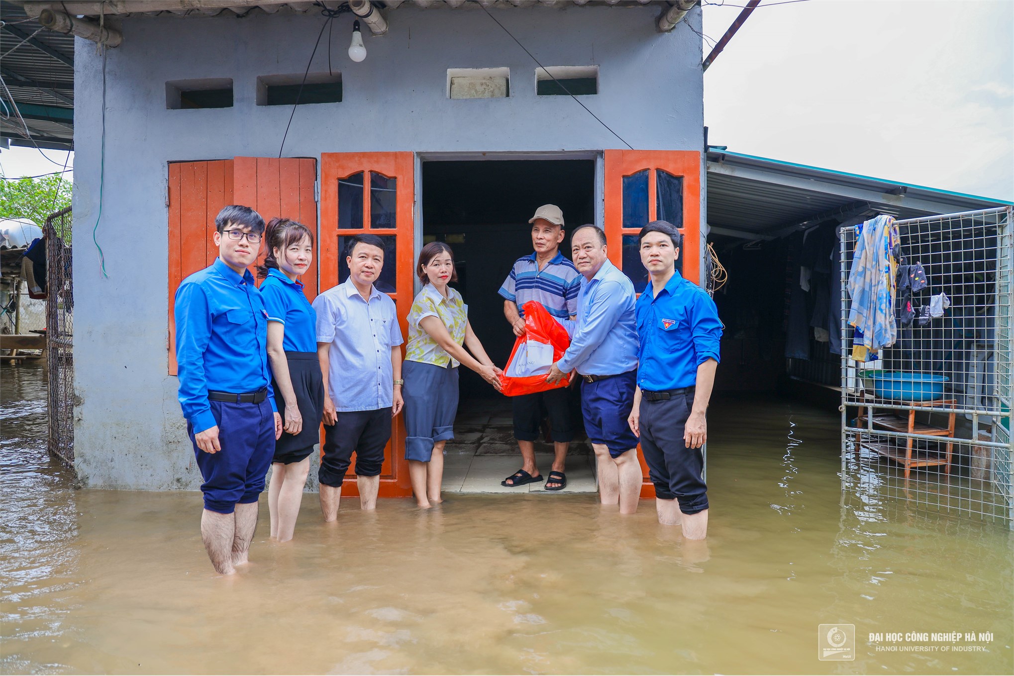 Trường Đại học Công nghiệp Hà Nội hỗ trợ nhân dân bị ảnh hưởng của mưa lũ trên địa bàn xã Phù Vân, Thành phố Phủ Lý, tỉnh Hà Nam