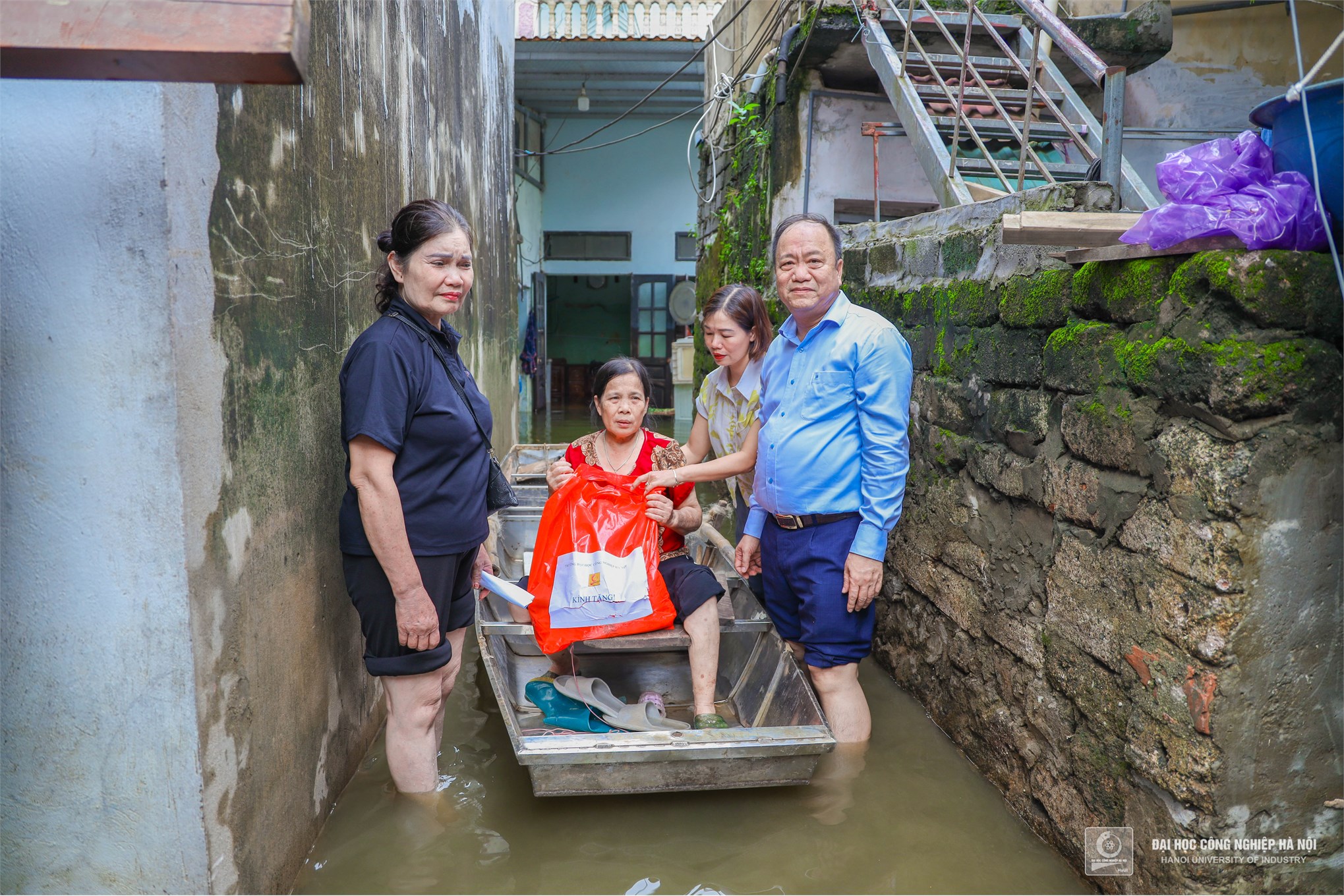 Trường Đại học Công nghiệp Hà Nội hỗ trợ nhân dân bị ảnh hưởng của mưa lũ trên địa bàn xã Phù Vân, Thành phố Phủ Lý, tỉnh Hà Nam