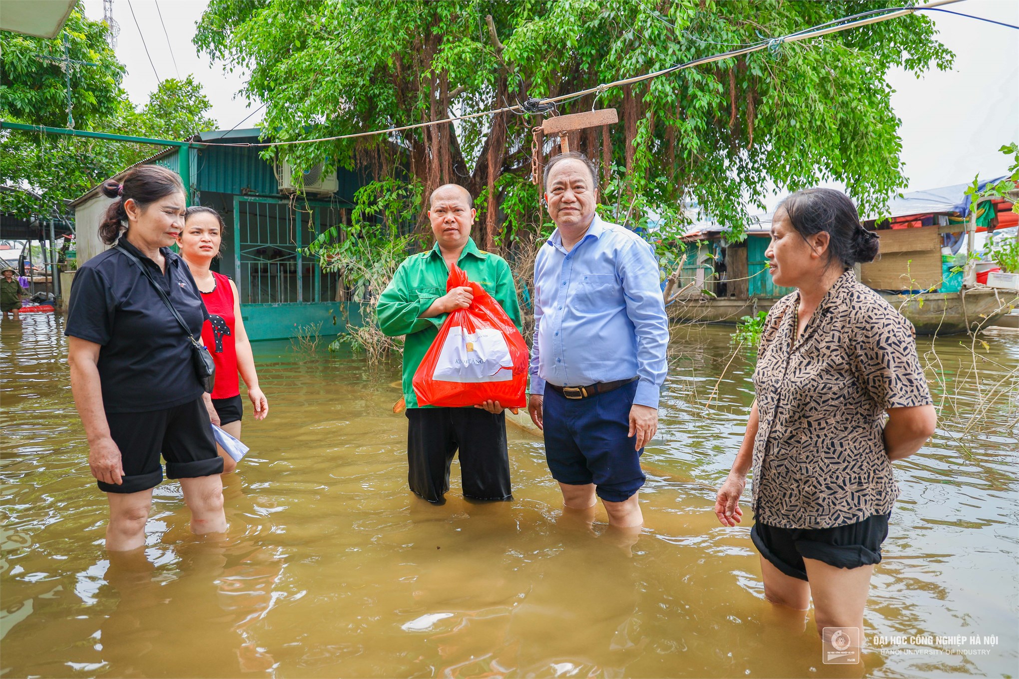 Trường Đại học Công nghiệp Hà Nội hỗ trợ nhân dân bị ảnh hưởng của mưa lũ trên địa bàn xã Phù Vân, Thành phố Phủ Lý, tỉnh Hà Nam