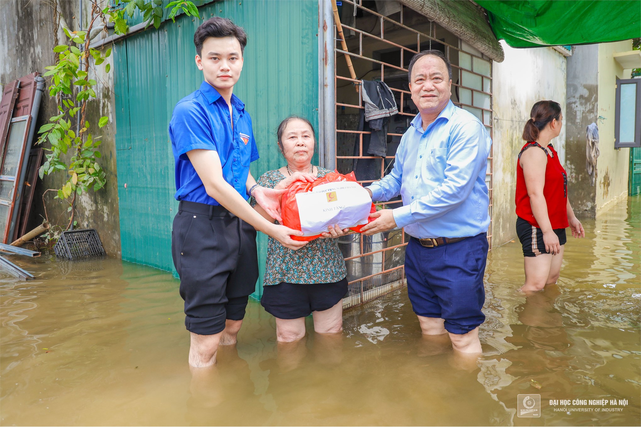 Trường Đại học Công nghiệp Hà Nội hỗ trợ nhân dân bị ảnh hưởng của mưa lũ trên địa bàn xã Phù Vân, Thành phố Phủ Lý, tỉnh Hà Nam