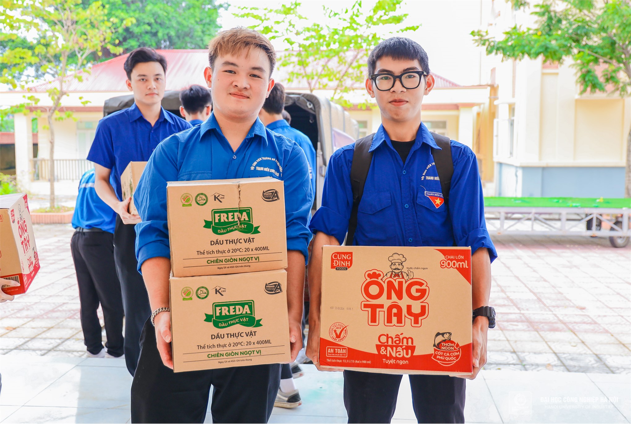 Trường Đại học Công nghiệp Hà Nội hỗ trợ nhân dân bị ảnh hưởng của mưa lũ trên địa bàn xã Phù Vân, Thành phố Phủ Lý, tỉnh Hà Nam