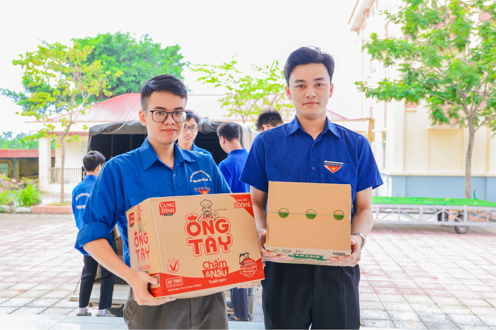 Trường Đại học Công nghiệp Hà Nội hỗ trợ nhân dân bị ảnh hưởng của mưa lũ trên địa bàn xã Phù Vân, Thành phố Phủ Lý, tỉnh Hà Nam