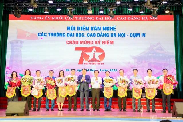 [suckhoedoisong] Đại học Công nghiệp Hà Nội xuất sắc đạt giải Nhất hội diễn nghệ thuật chào mừng kỷ niệm 70 năm Giải phóng Thủ đô (10/10/1954 - 10/10/2024)