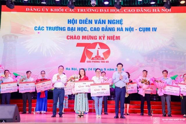 [suckhoedoisong] Đại học Công nghiệp Hà Nội xuất sắc đạt giải Nhất hội diễn nghệ thuật chào mừng kỷ niệm 70 năm Giải phóng Thủ đô (10/10/1954 - 10/10/2024)