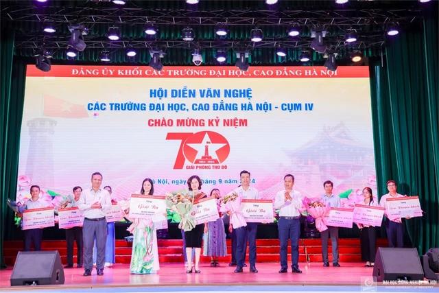 [suckhoedoisong] Đại học Công nghiệp Hà Nội xuất sắc đạt giải Nhất hội diễn nghệ thuật chào mừng kỷ niệm 70 năm Giải phóng Thủ đô (10/10/1954 - 10/10/2024)