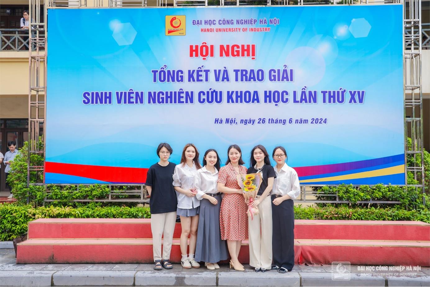 [nguoiduatin] Sinh viên Trường Đại học Công nghiệp Hà Nội sáng tạo túi thời trang tái chế, lan tỏa thông điệp bảo vệ môi trường