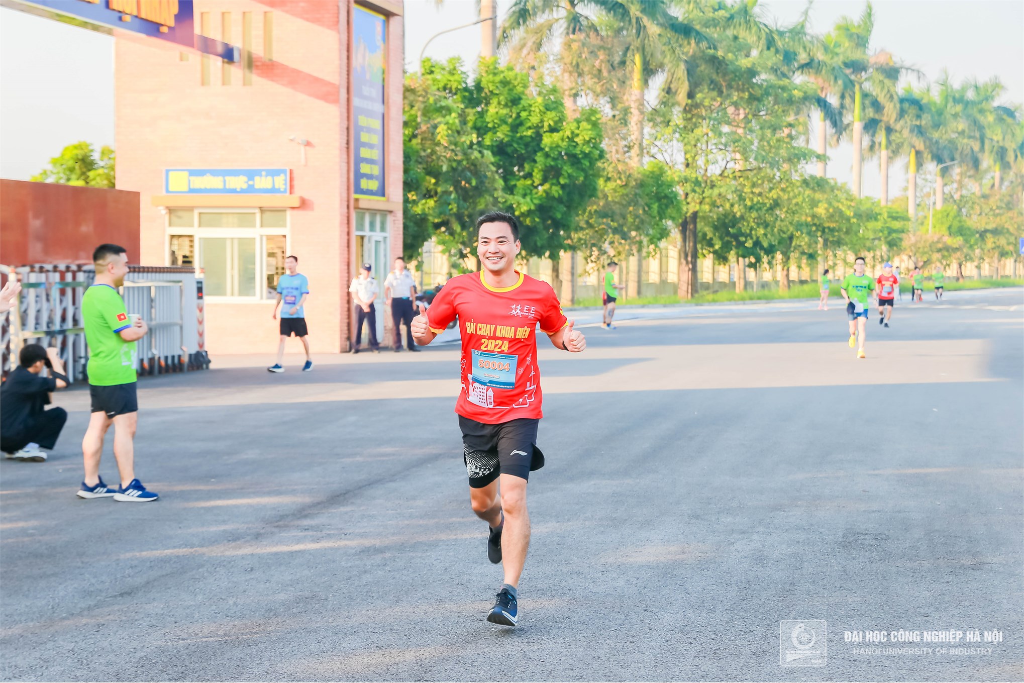 Hơn 200 vận động viên tham dự giải chạy Khoa Điện gây quỹ cho sinh viên nghèo vượt khó