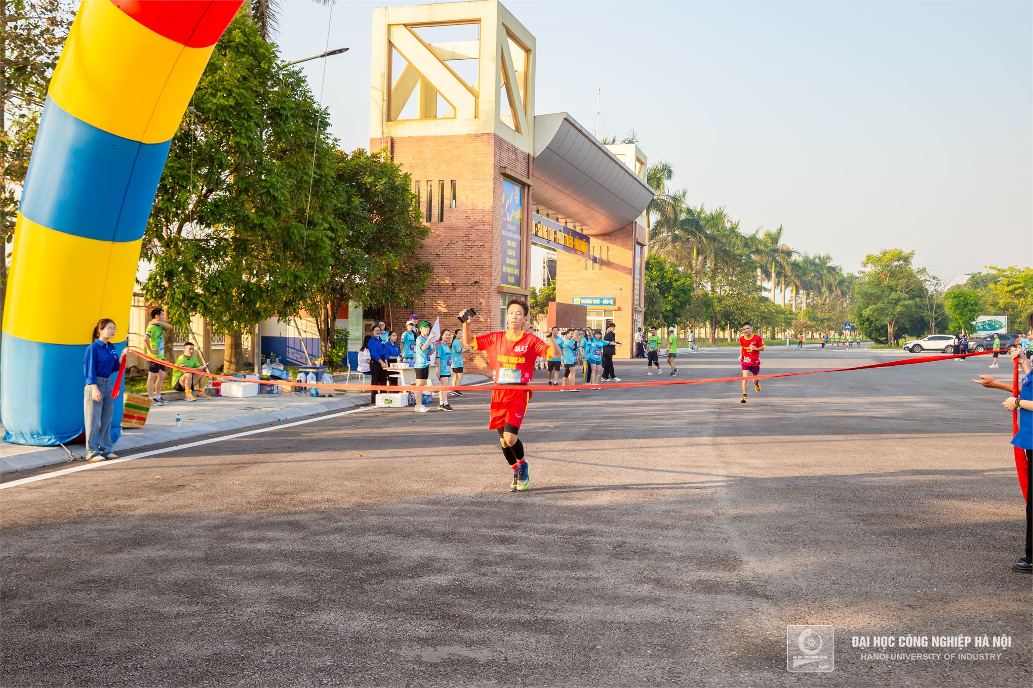 Hơn 200 vận động viên tham dự giải chạy Khoa Điện gây quỹ cho sinh viên nghèo vượt khó