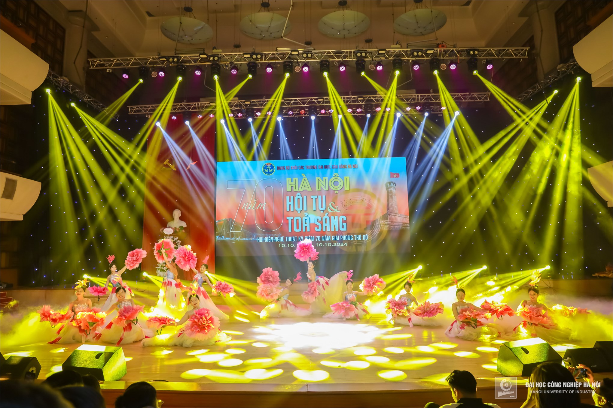 Hanoi University of Industry’s performance stood out as a poignant tribute to the city with its program titled 