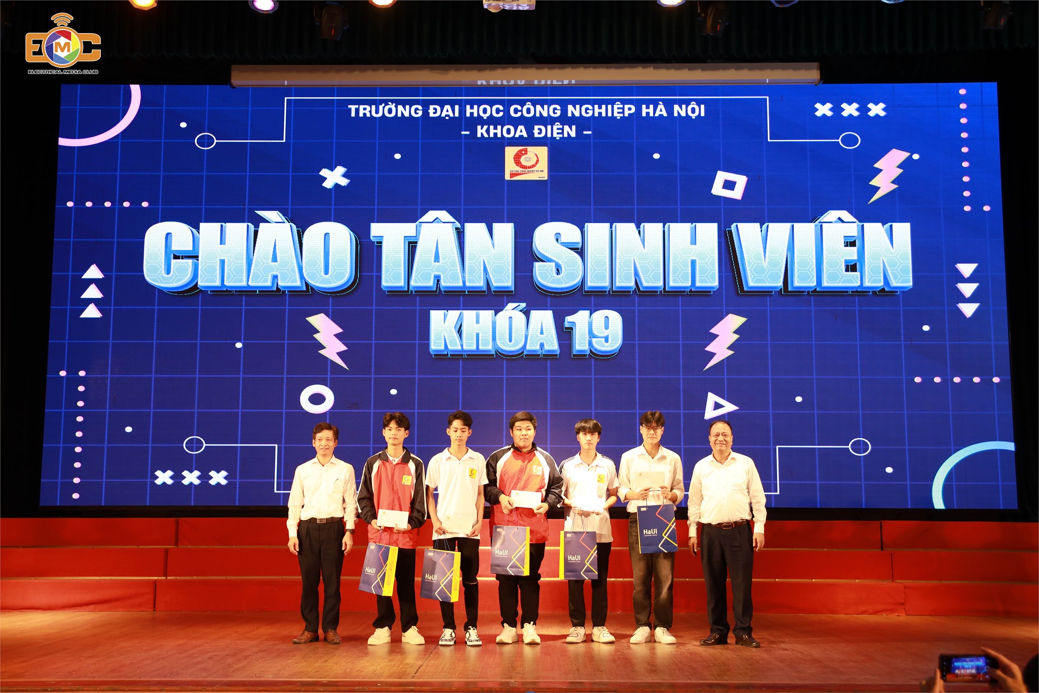 Chào tân sinh viên HaUI 2024: Bùng nổ cảm xúc cùng khát vọng của tuổi trẻ