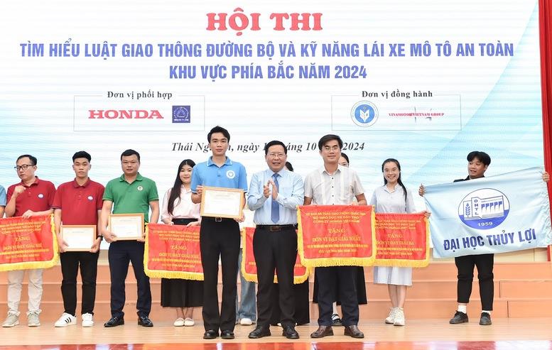 [baochinhphu] Nâng cao ý thức chấp hành luật và kỹ năng điều khiển mô tô an toàn cho học sinh, sinh viên