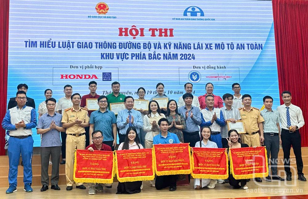 [baothainguyen] Gần 300 sinh viên tham dự hội thi tìm hiểu luật giao thông