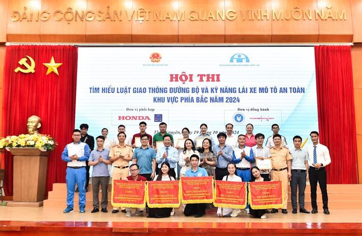 [moet] Hội thi tìm hiểu Luật Giao thông đường bộ và kỹ năng lái xe mô tô an toàn