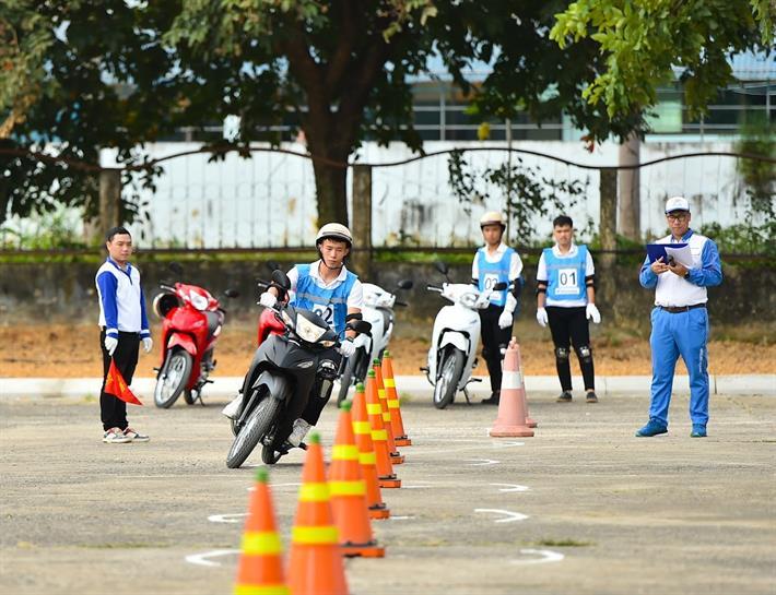 [moet] Hội thi tìm hiểu Luật Giao thông đường bộ và kỹ năng lái xe mô tô an toàn