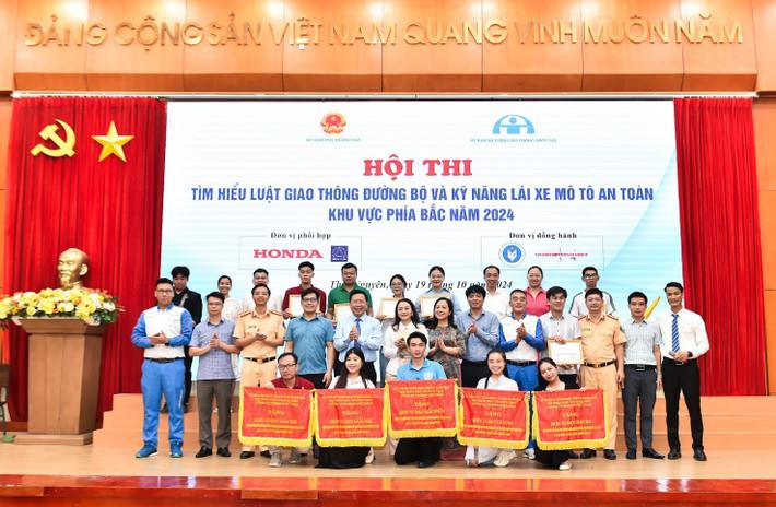 [daibieunhandan] Tìm hiểu Luật Giao thông đường bộ và kỹ năng lái xe mô tô an toàn