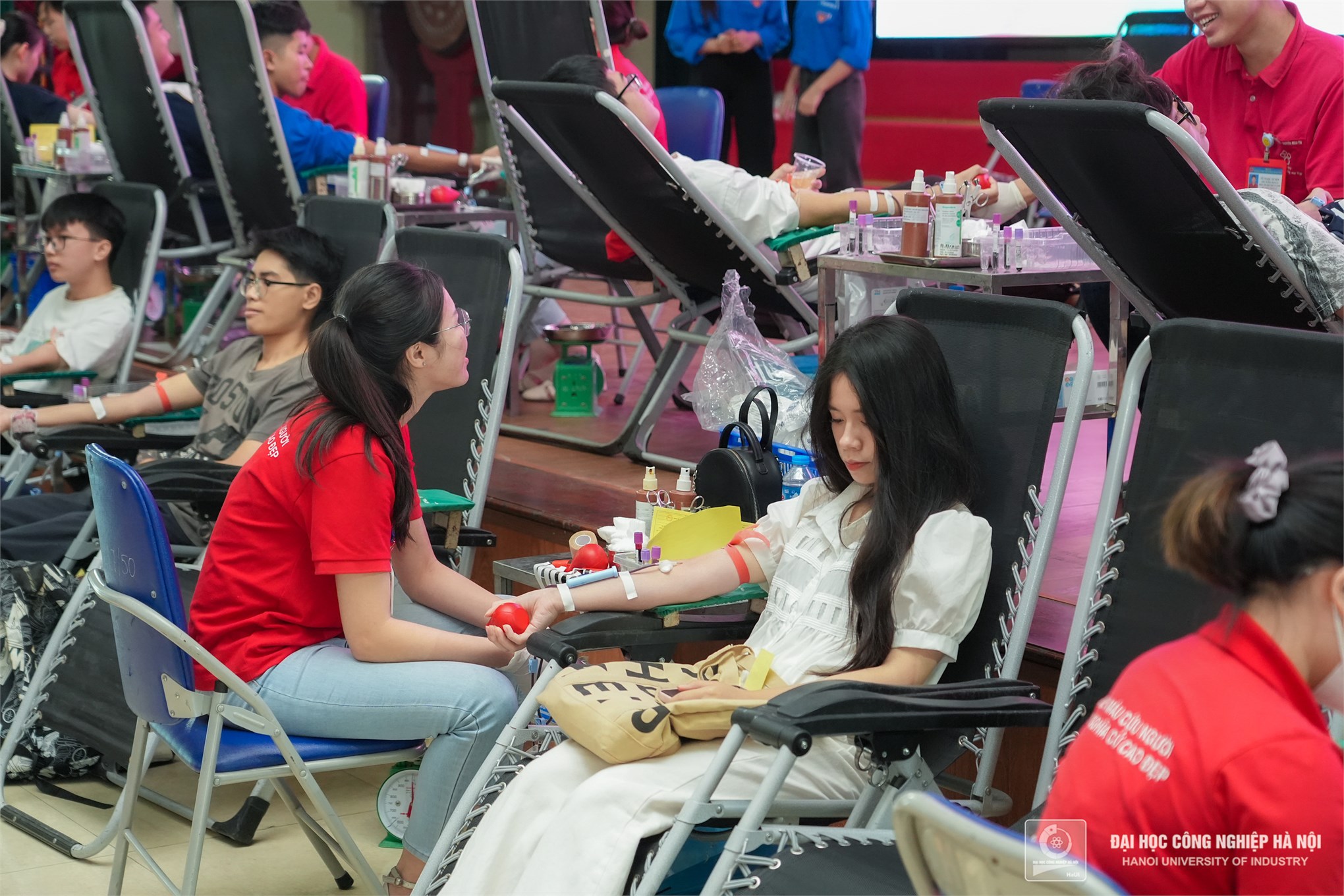 Voluntary Blood Donation Day at HaUI: Over 500 Units of Blood Donated, Spreading Noble Deeds