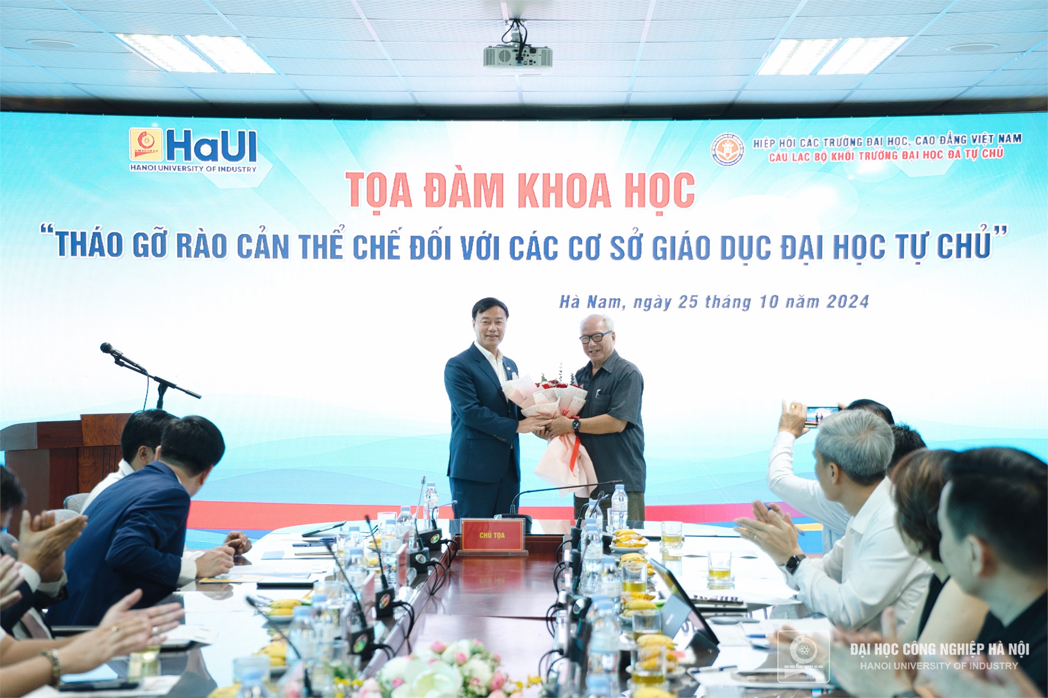 Toạ đàm khoa học “Tháo gỡ rào cản thể chế đối với các cơ sở giáo dục đại học tự chủ”