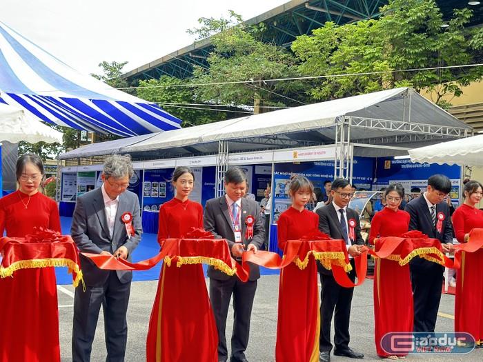 [giaoduc] HaUI tổ chức hội thảo, triển lãm tái sản xuất máy công nghiệp, xây dựng Hàn-Việt