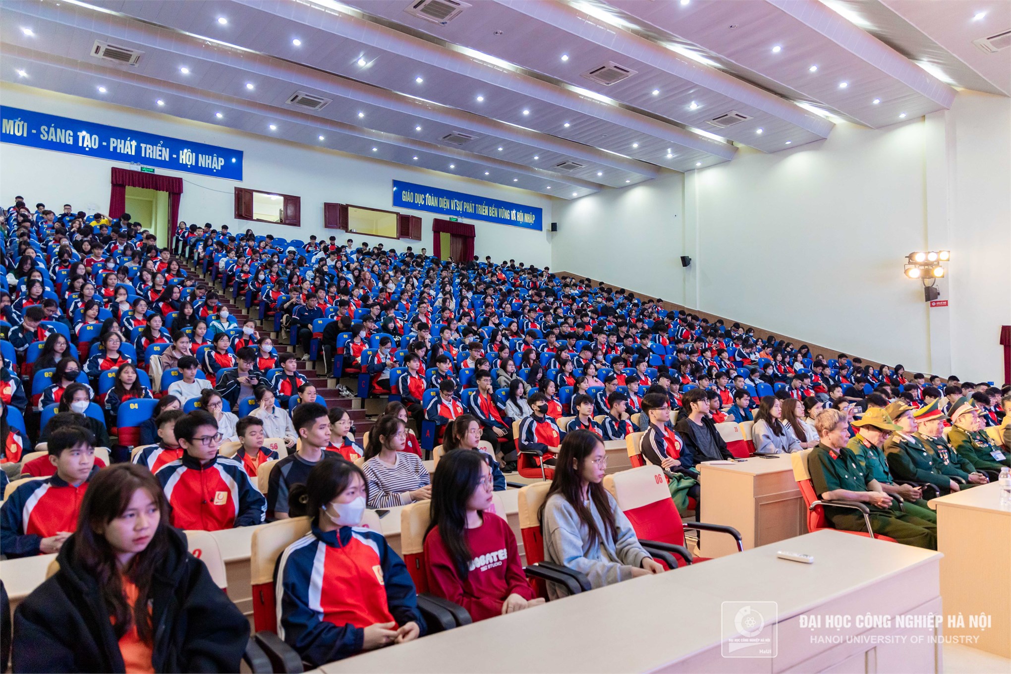 Giao lưu “Tiếp lửa truyền thống - Kể chuyện lịch sử” cùng sinh viên HaUI