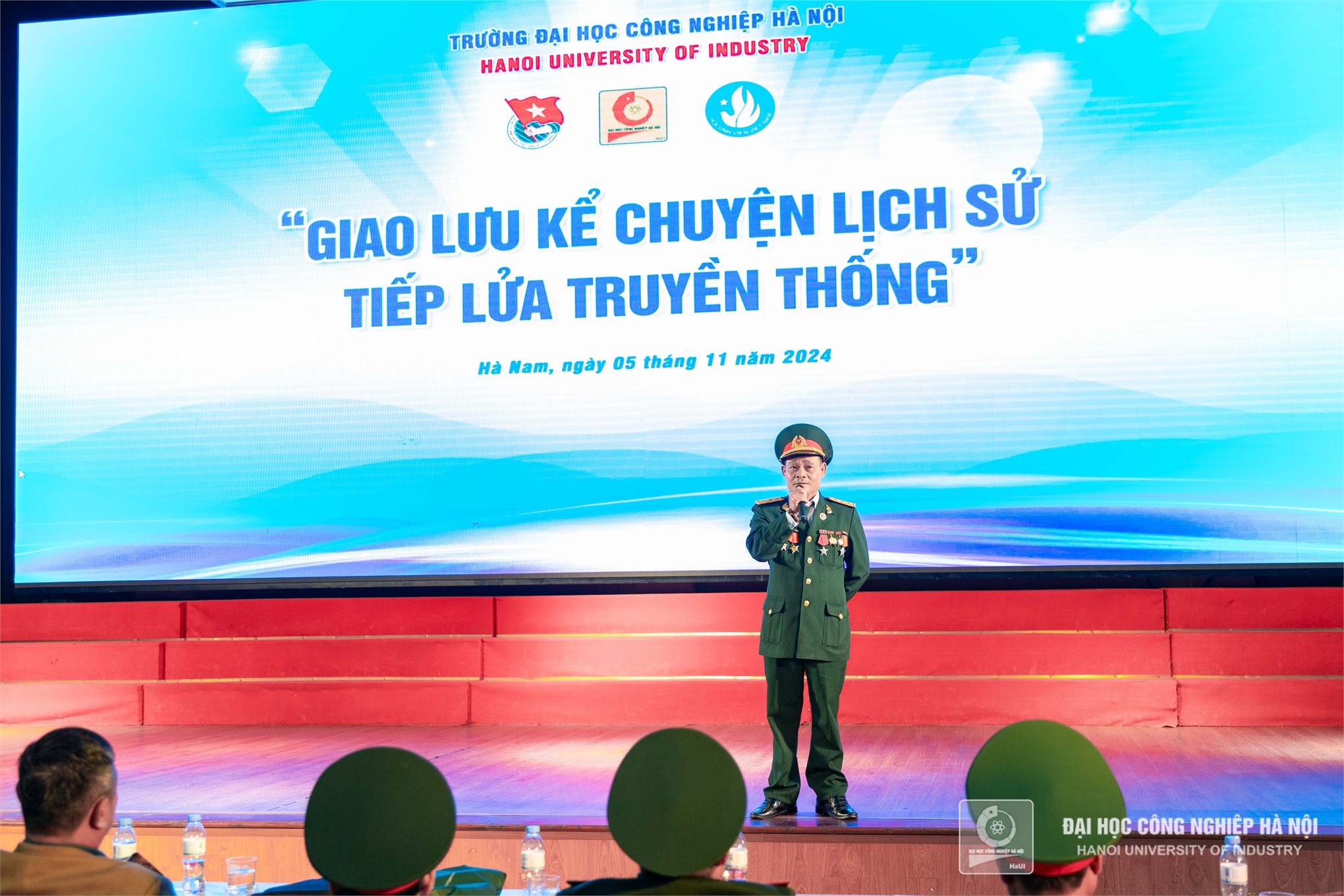 Giao lưu “Tiếp lửa truyền thống - Kể chuyện lịch sử” cùng sinh viên HaUI