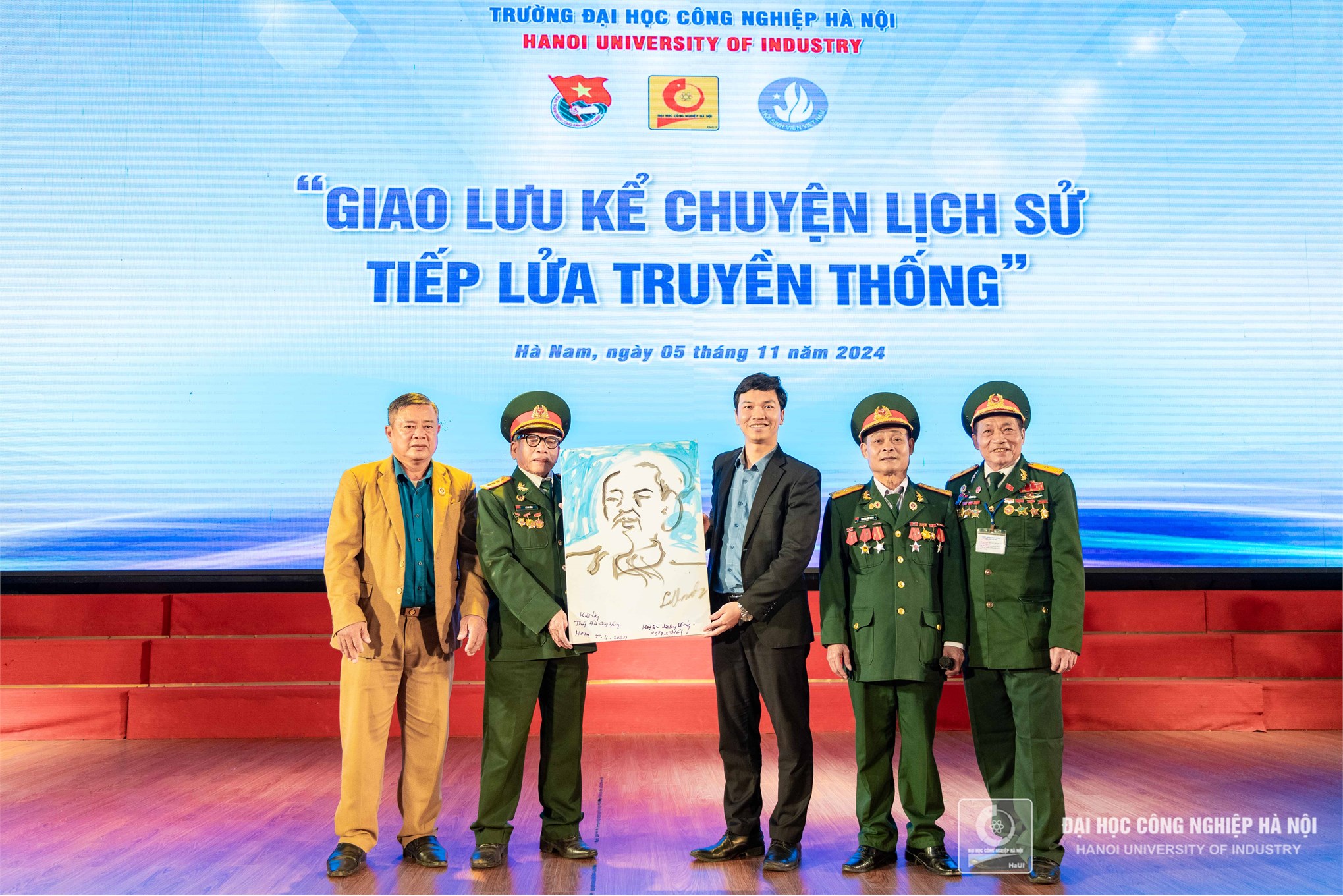 Giao lưu “Tiếp lửa truyền thống - Kể chuyện lịch sử” cùng sinh viên HaUI