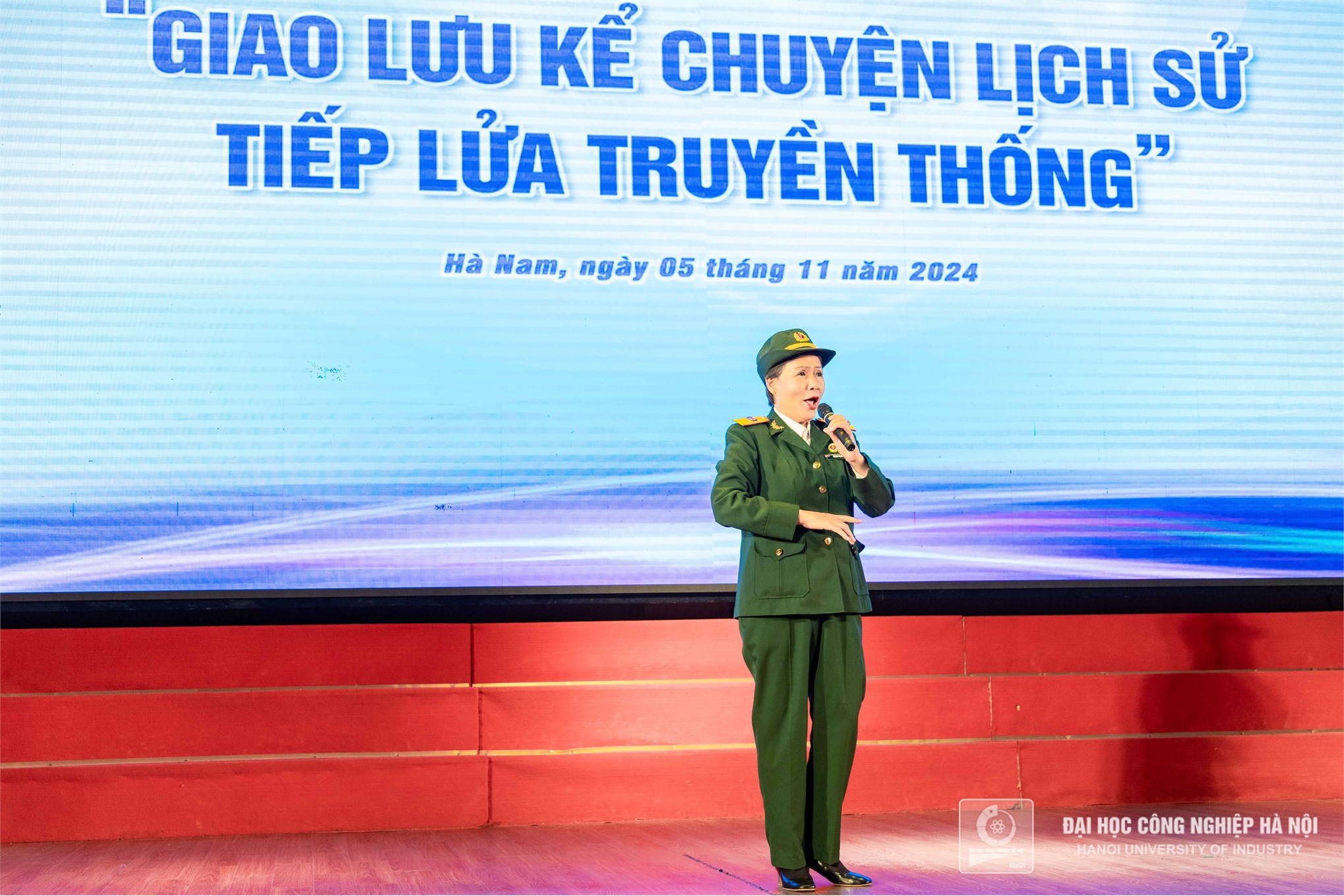 Giao lưu “Tiếp lửa truyền thống - Kể chuyện lịch sử” cùng sinh viên HaUI