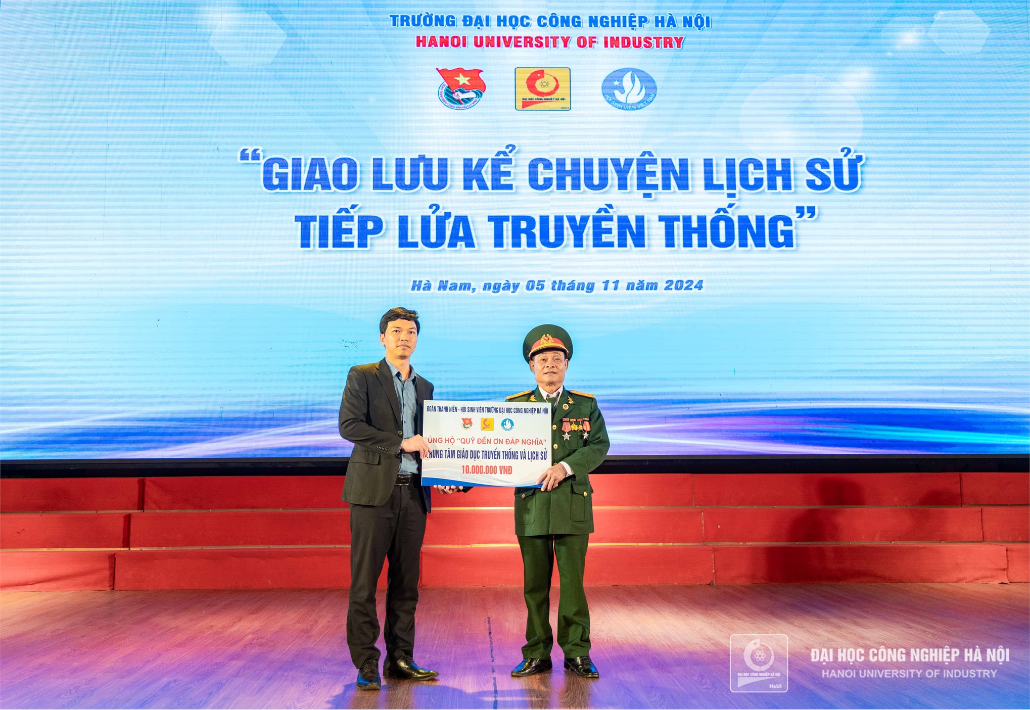 Giao lưu “Tiếp lửa truyền thống - Kể chuyện lịch sử” cùng sinh viên HaUI