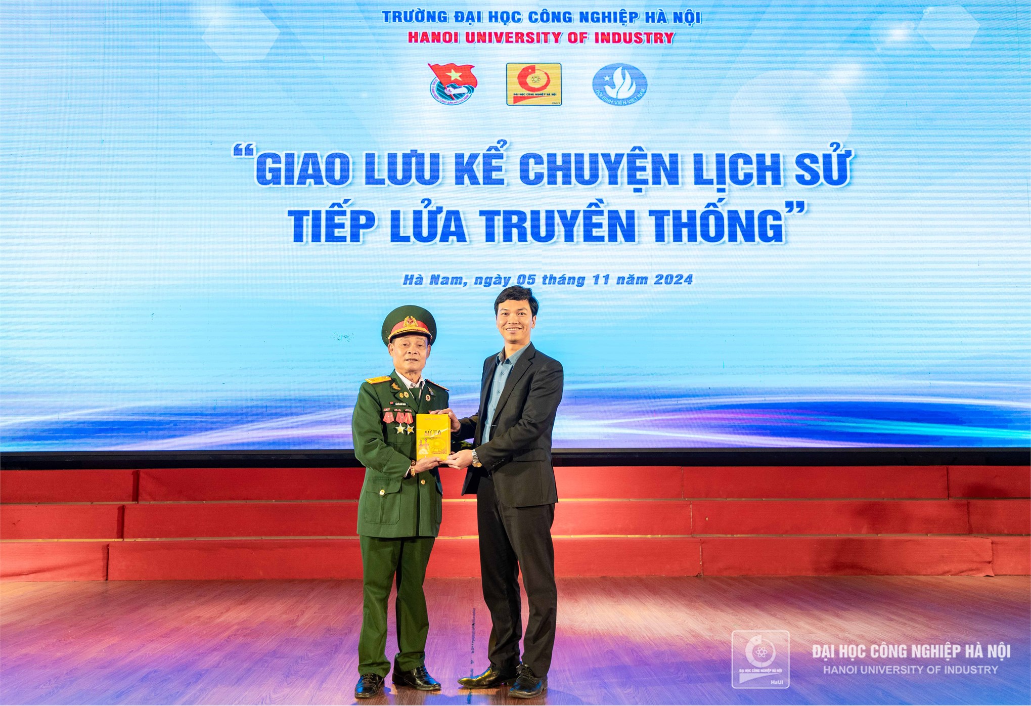 Giao lưu “Tiếp lửa truyền thống - Kể chuyện lịch sử” cùng sinh viên HaUI