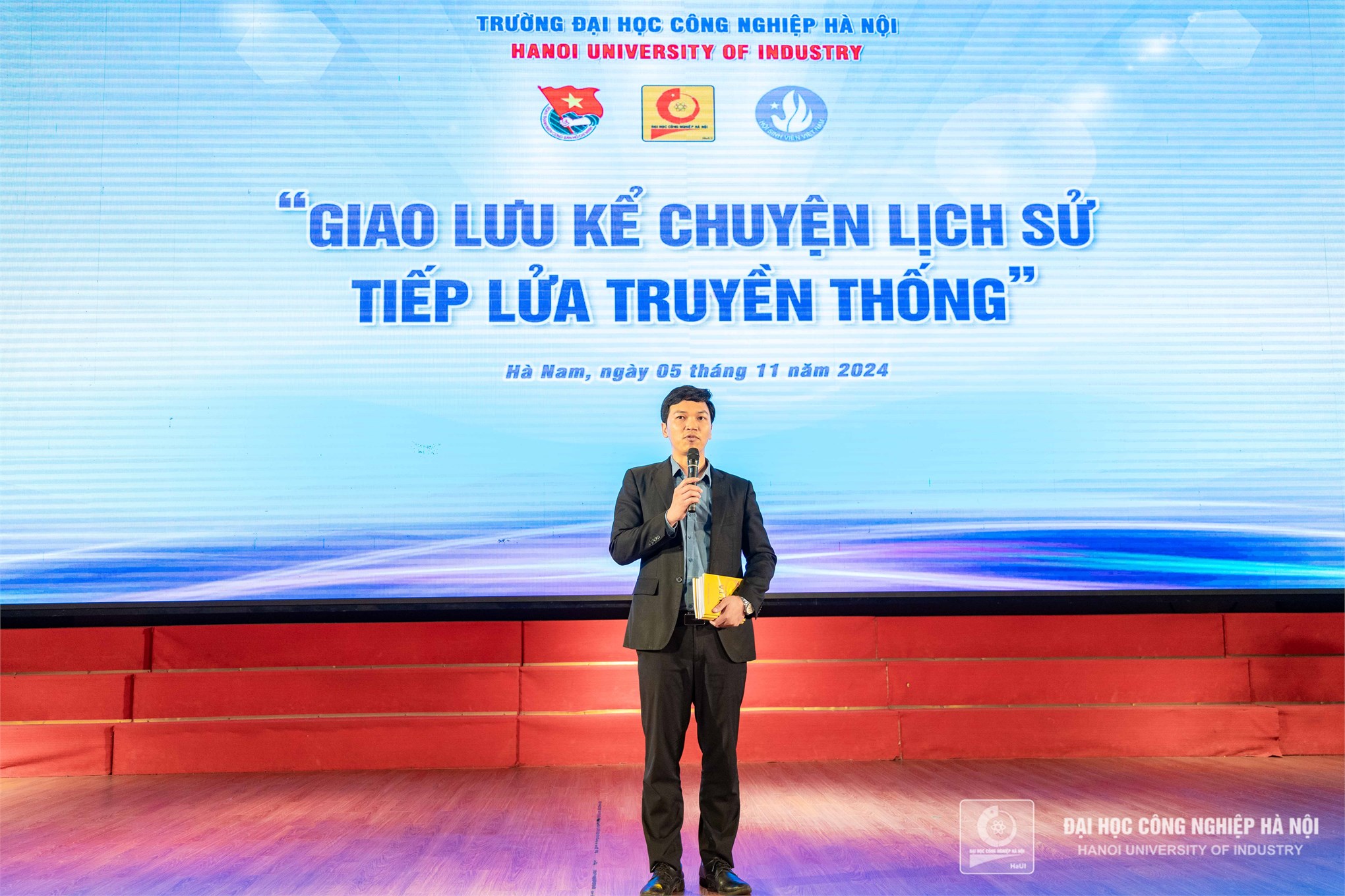 Giao lưu “Tiếp lửa truyền thống - Kể chuyện lịch sử” cùng sinh viên HaUI