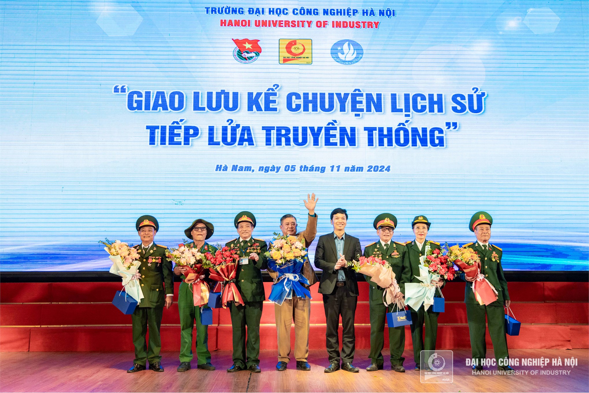 Giao lưu “Tiếp lửa truyền thống - Kể chuyện lịch sử” cùng sinh viên HaUI