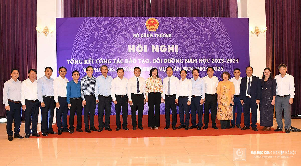 Hội nghị Tổng kết công tác đào tạo Bộ Công Thương. TS.Nguyễn Văn Thiện, Phó Hiệu trưởng và PGS.TS Trịnh Trọng Chưởng, phó Trưởng khoa Điện, HaUI được trao tặng danh hiệu Nhà giáo Ưu tú.