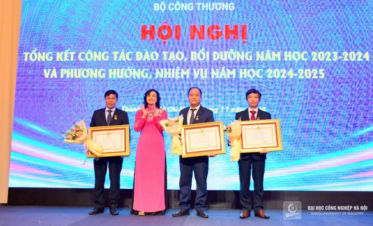 Hội nghị Tổng kết công tác đào tạo Bộ Công Thương. TS.Nguyễn Văn Thiện, Phó Hiệu trưởng và PGS.TS Trịnh Trọng Chưởng, phó Trưởng khoa Điện, HaUI được trao tặng danh hiệu Nhà giáo Ưu tú.