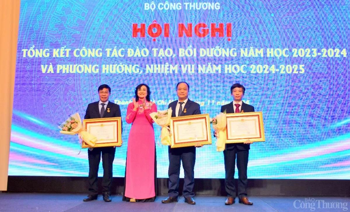 [congthuong] Thứ trưởng Phan Thị Thắng: Các cơ sở giáo dục đẩy mạnh đào tạo theo hướng hiện đại, hội nhập quốc tế