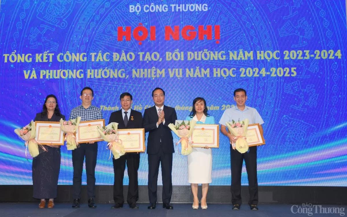 [congthuong] Thứ trưởng Phan Thị Thắng: Các cơ sở giáo dục đẩy mạnh đào tạo theo hướng hiện đại, hội nhập quốc tế