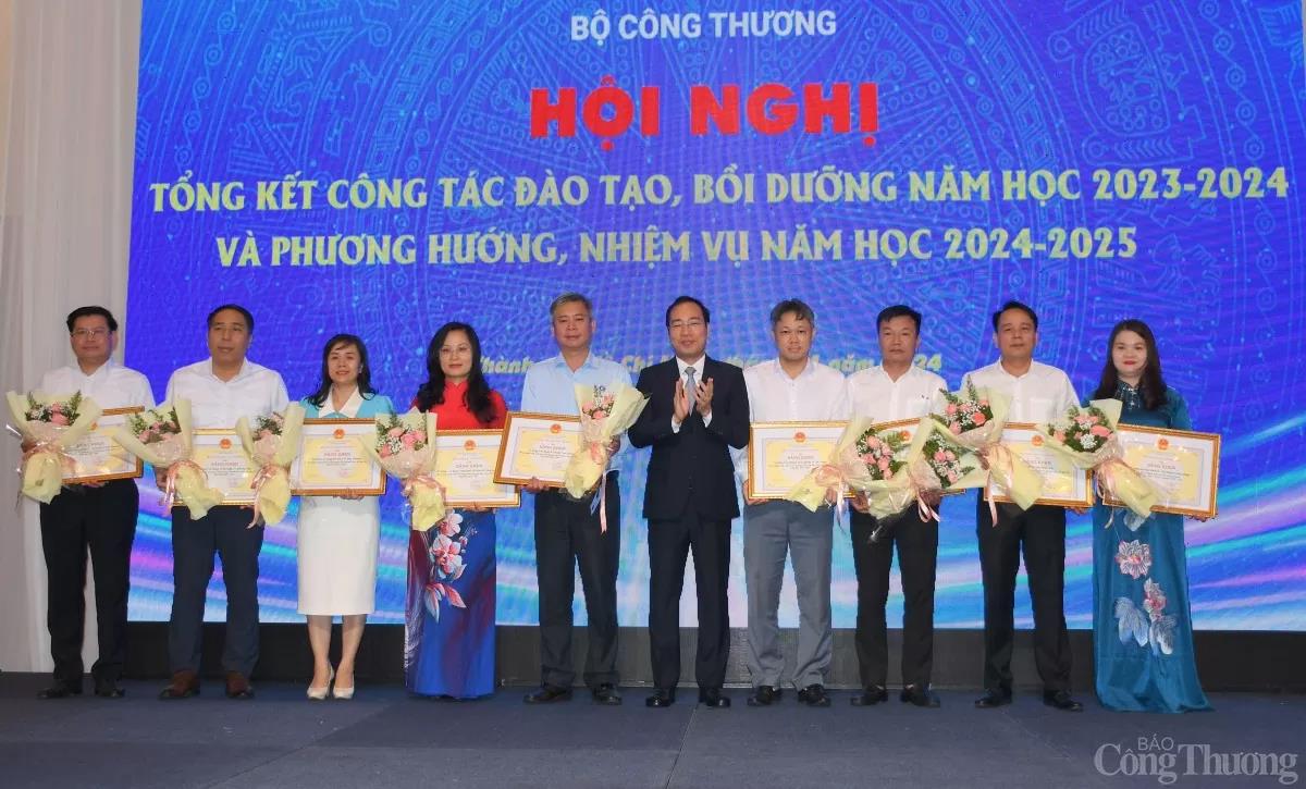 [congthuong] Thứ trưởng Phan Thị Thắng: Các cơ sở giáo dục đẩy mạnh đào tạo theo hướng hiện đại, hội nhập quốc tế