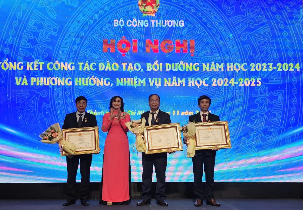 [tapchicongthuong] Bộ Công Thương tổ chức Hội nghị Tổng kết công tác đào tạo, bồi dưỡng năm học 2023 - 2024