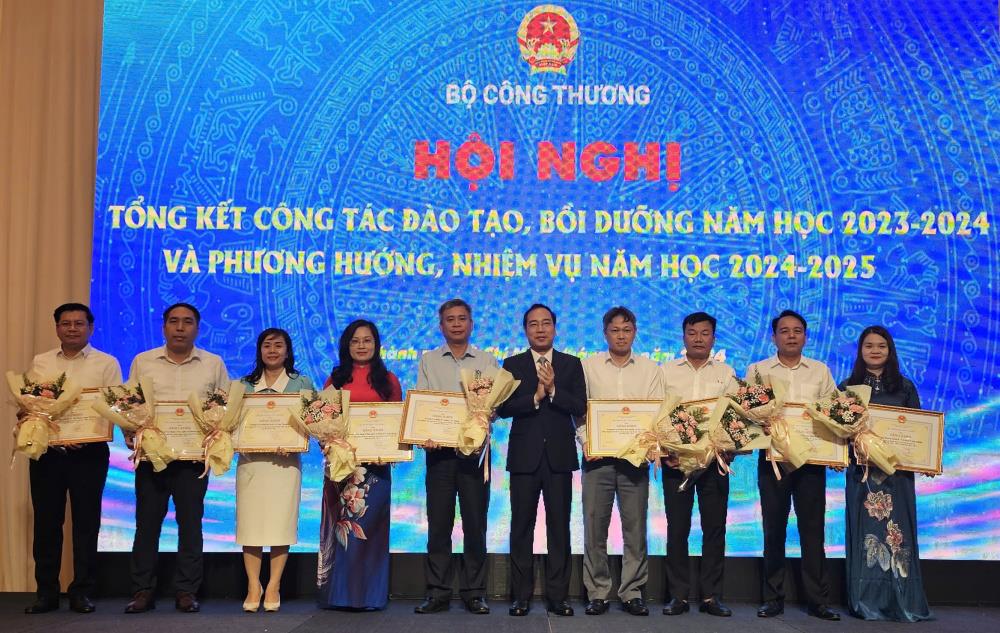 [tapchicongthuong] Bộ Công Thương tổ chức Hội nghị Tổng kết công tác đào tạo, bồi dưỡng năm học 2023 - 2024