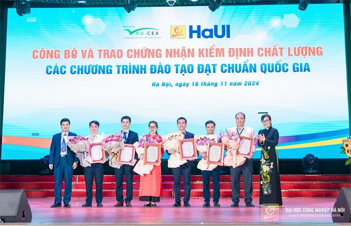 [tapchicongthuong] Đại học Công nghiệp Hà Nội: Có thêm 6 chương trình thạc sĩ đạt chuẩn quốc gia và 5 chương trình đạt chuẩn quốc tế